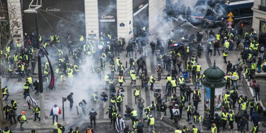 ΓΑΛΛΙΑ: Συγκρούσεις μεταξύ διαδηλωτών-αστυνομικών στην πορεία από τα κίτρινα γιλέκα 